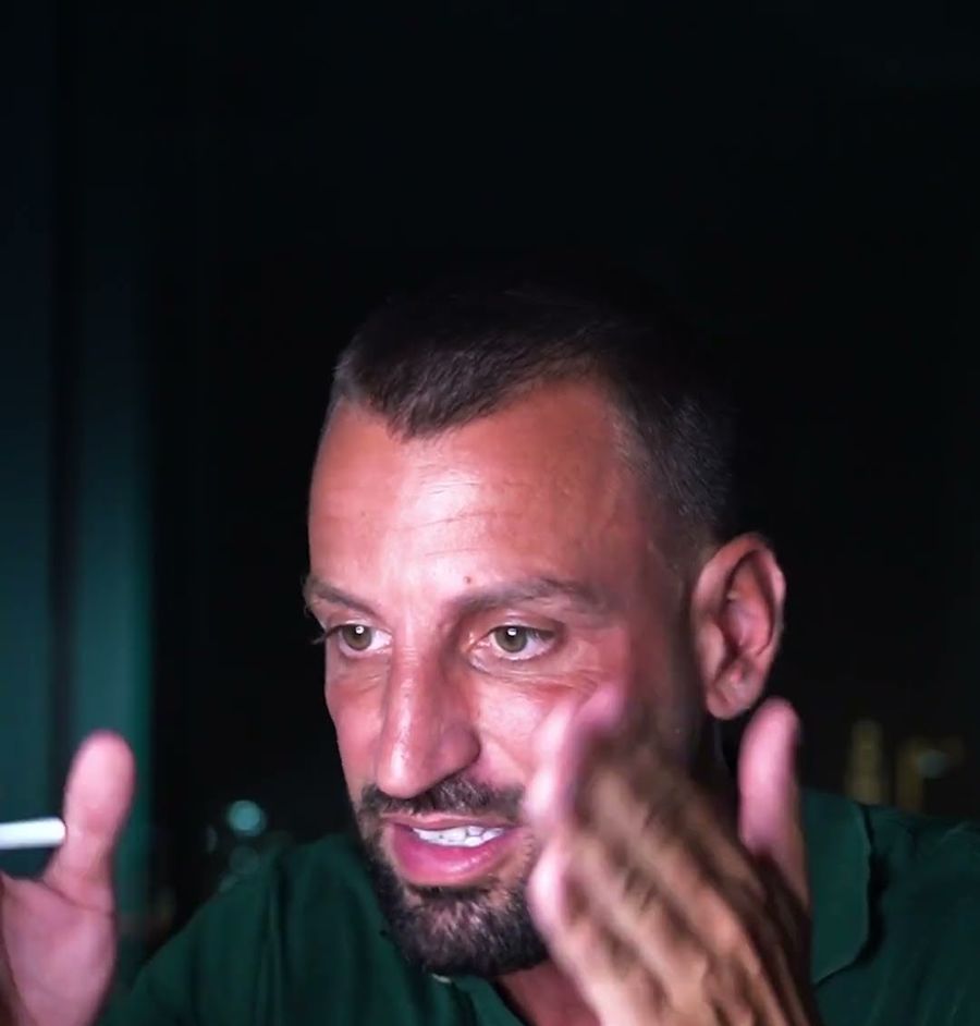 Agron Bekirovski im RELIFE-Studio, grünes Polo, Rolex