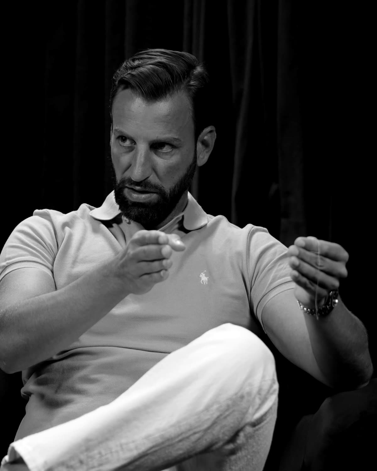 Agron Bekirovski im Podcast-Studio, Standbild in Schwarzwei&szlig;